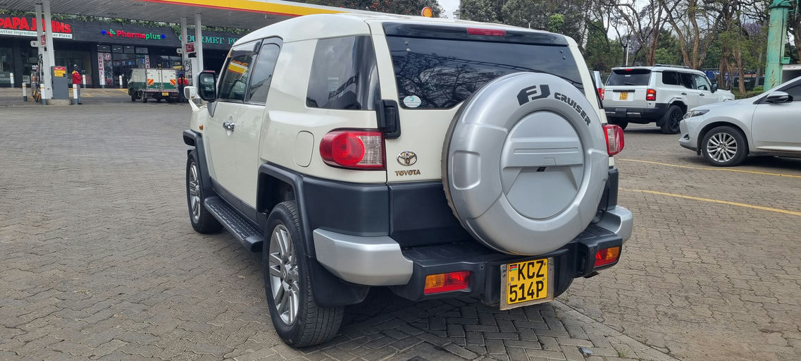 Toyota FJ Cruiser  photo 2