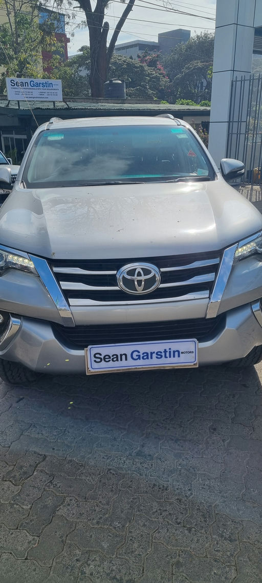 Toyota Fortuner photo 3