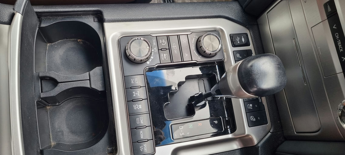Toyota Land Cruiser ZX photo 8